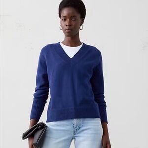 Banana Republic Women’s Perfectly Soft Blue V-Neck Sweater